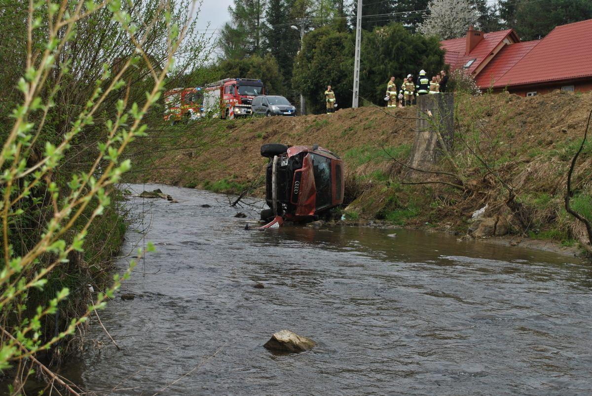 Kierujący wjechał audi do potoku.<br/>fot.KMP Przemyśl