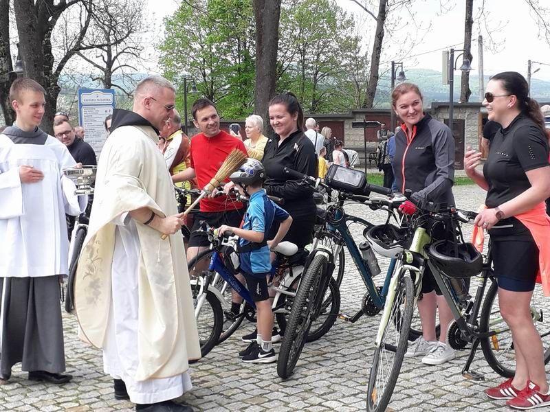 Msza św. w intencji rowerzystów oraz poświęcenie rowerów odbyły się w niedziele, 8 maja, w sanktuarium w Kalwarii Pacławskiej.<br/>fot.Urszula Gielo