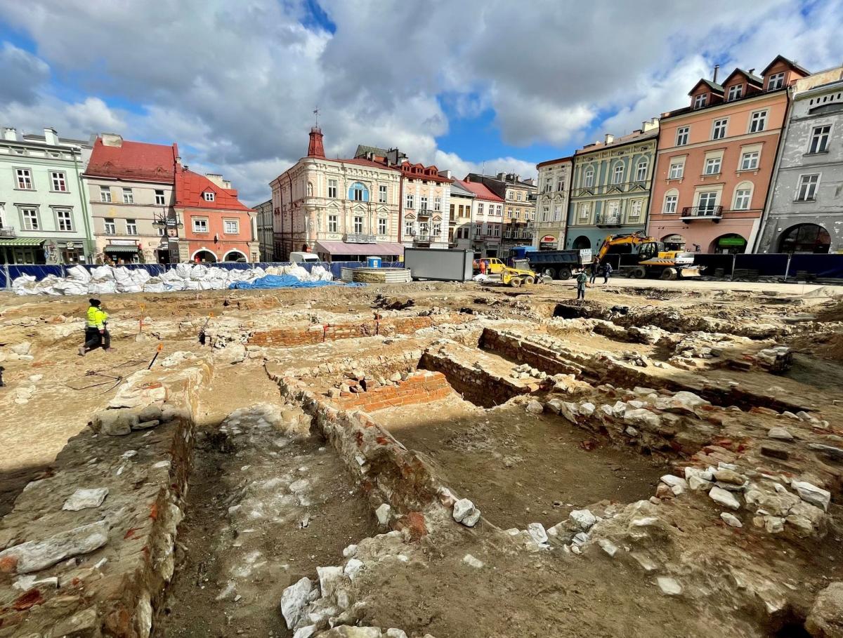 Jeszcze co najmniej przez kilka miesięcy będą trwały prace archeologiczne związane z przebudową części przemyskiego Rynku. Przed wiekami stary ratusz w Przemyślu należał z pewnością do jednych z najpiękniejszych w Polsce.<br/>fot.PWUOZ Przemyśl
