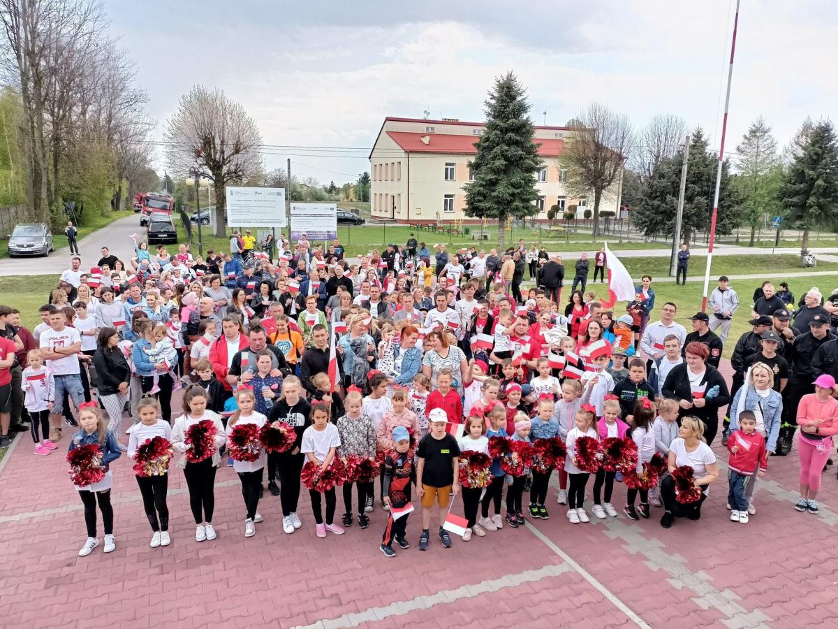 Gminna Trzeciomajowa Sztafeta Pokoleń w Nizinach odbyła się dopiero po raz drugi. Wszystko jednak wskazuje na to, że nie ostatni. 

<br/>fot.UKS Młode Wilki