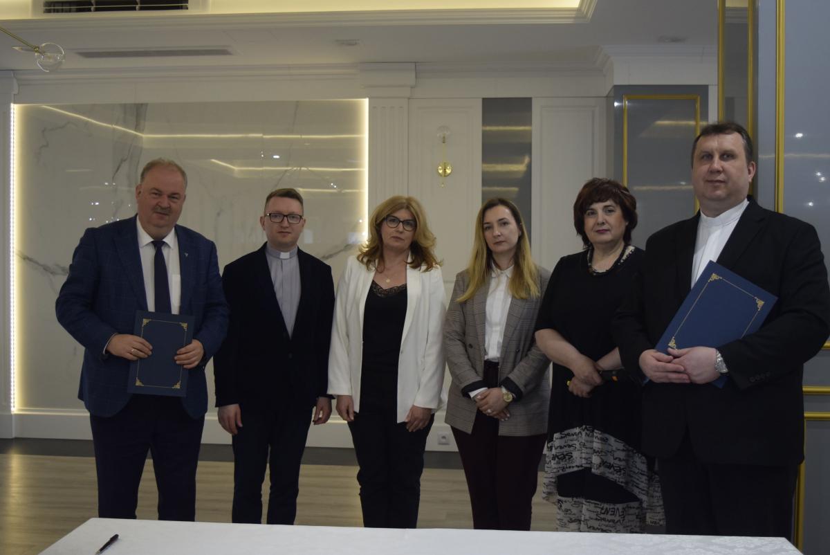 Wicemarszałek Piotr Pilch oraz dyrektor Caritas Archidiecezji Przemyskiej ks. Artur Janiec parafowali dokument, na mocy którego projekt o nazwie: „SPO 22 – branża pomocy społecznej stawia na praktykę” będzie kontynuowany. Od lewej stoją: wicemarszałek P. Pilch, zastępca dyrektora Caritas ks. Paweł K