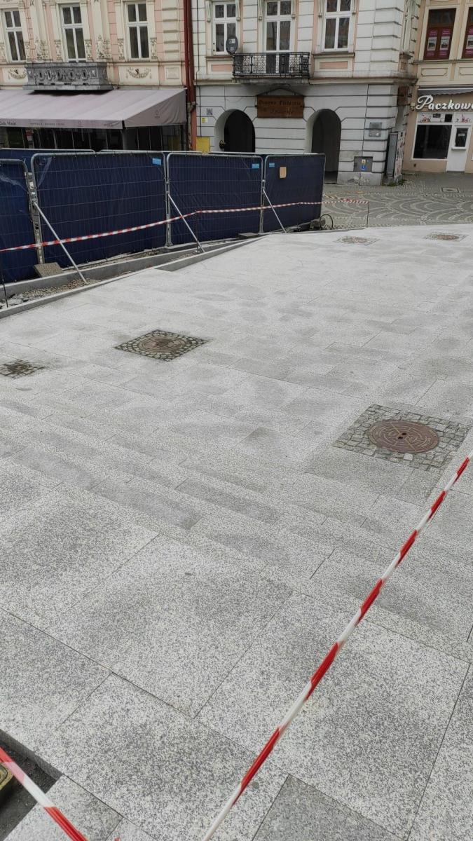 Faktem jest, że kolorystyka płyt sprawia, że idąc w dół, nie widzi się dobrze poszczególnych stopni. Całość zlewa się w jedną szarą masę.<br/>fot.ze zbiorów własnych