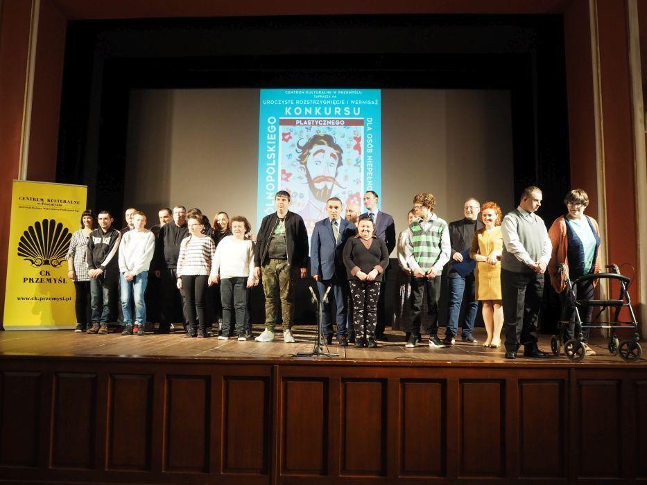 Laureaci Ogólnopolskiego Konkursu Plastycznego dla Osób Niepełnosprawnych pod hasłem „Ignacy Łukasiewicz – od romantyka do wynalazcy”.<br/>fot.Katarzyna Medelczyk-Szkółka