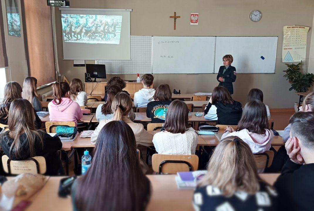 Od września ub.r. eksperci KAS przeprowadzili na Podkarpaciu 115 lekcji z uczniami. 88 spotkań zorganizowano w szkołach podstawowych, a 27 w szkołach średnich i zasadniczych.<br/>fot.KAS 