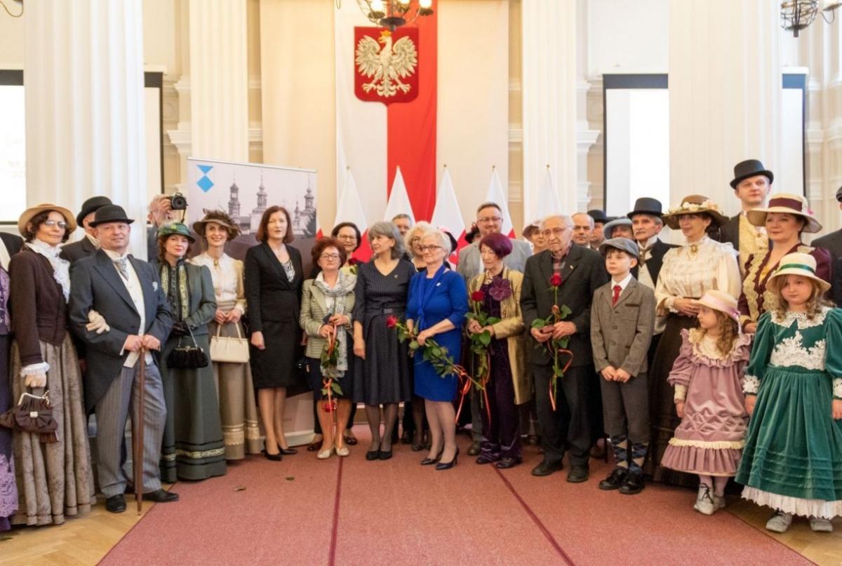 Gospodarze imprezy, nagrodzeni i zaproszeni goście na jednym zdjęciu.<br/>fot.PUW Rzeszów