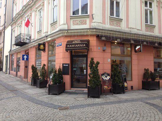 To jeden z nielicznych przykładów ze Starego Miasta w Przemyślu, jak powinny wyglądać, w tym wypadku restauracyjne, witryny. Tyle, że takich będzie zapewne jak na lekarstwo.<br/>fot.ze zbiorów własnych