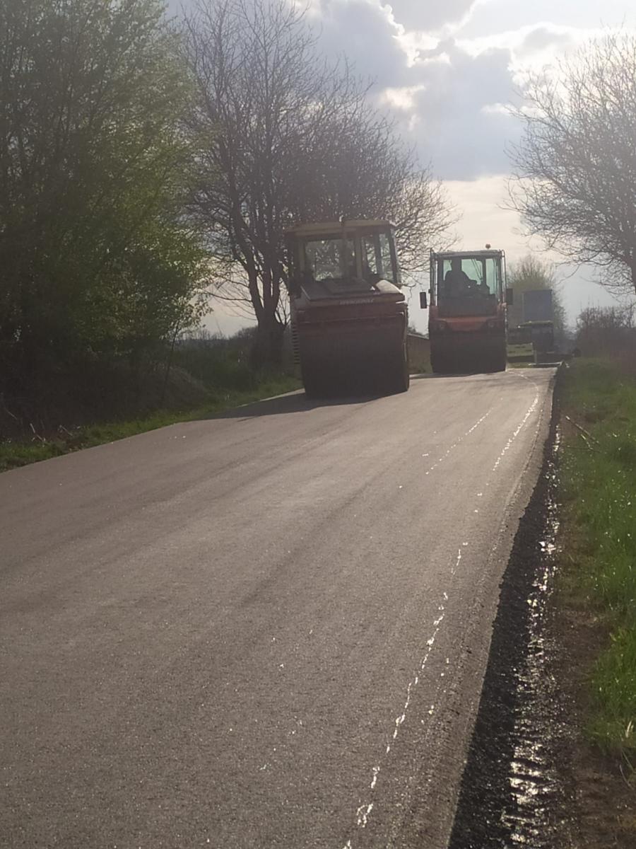 Prace na hawłowickiej drodze trwają codziennie do późnych godzin popołudniowych.<br/>fot.archiwum autora