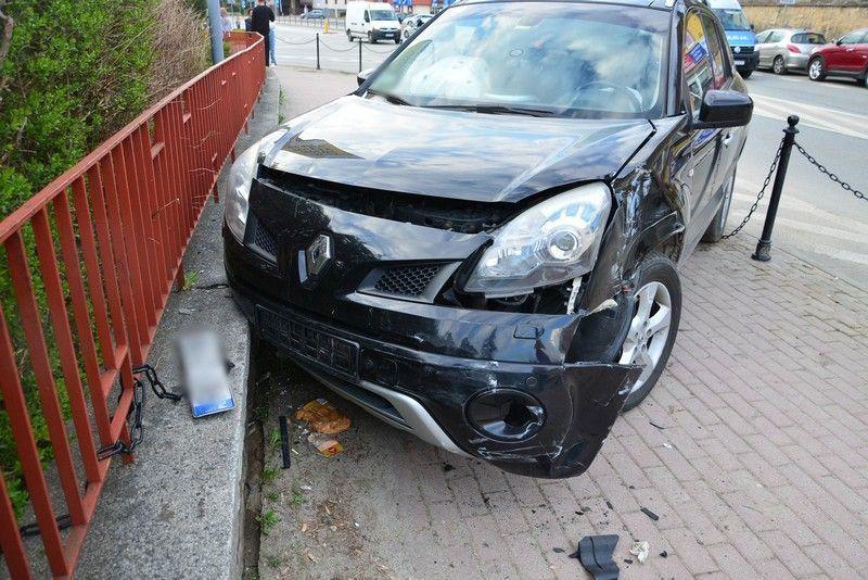 Renault wjechał na chodnik i potrącił dwoje pieszych. <br/>fot.KMP Krosno