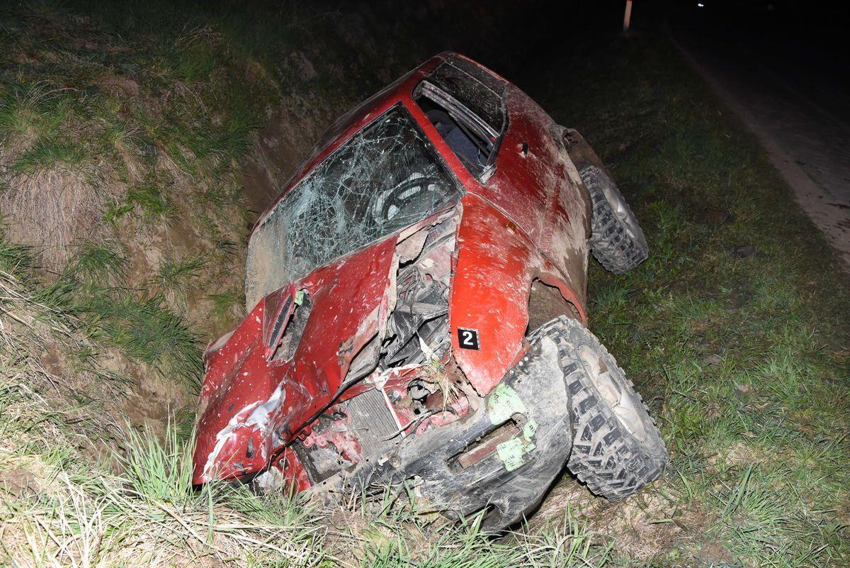 Nissan wylądował w rowie.<br/>fot.KPP Sanok