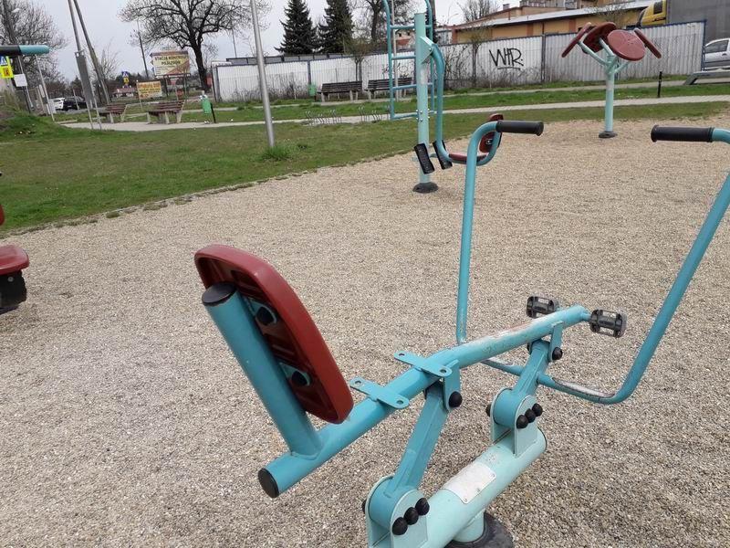 W Wydziale Gospodarki Komunalnej i Ochrony Środowiska w przemyskim magistracie uzyskaliśmy zapewnienie, że następny w kolejce, jeśli chodzi o naprawy na placach zabaw i miejsca rekreacji na świeżym powietrzu, ma być właśnie „Wielopokoleniowy park wypoczynku, sportu i rekreacji” przy Bohaterów Getta.