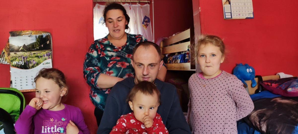 Pani Agnieszka i pan Jarek wychowują trójkę dzieci: 6-letnią Sabinkę, 5-letnią Martynkę i rocznego Kubusia. Rodzina bardzo się kocha i wspiera. W piątkę mieszkają w jednym pokoju. Nie mają bieżącej wody ani łazienki. Pani Agnieszka sama zajmuje się mężem, a w warunkach, w jakich żyją, nie jest to ła