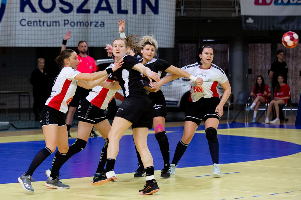 Jarosławianki (ciemne stroje; na pierwszym planie Katarzyna Kozmiur, obok Sylwia Matuszczyk) były w Koszalinie lepsze w każdym elemencie szczypiorniackiego rzemiosła.<br/>fot.PGNiG Superliga Piłki Ręcznej Kobiet
