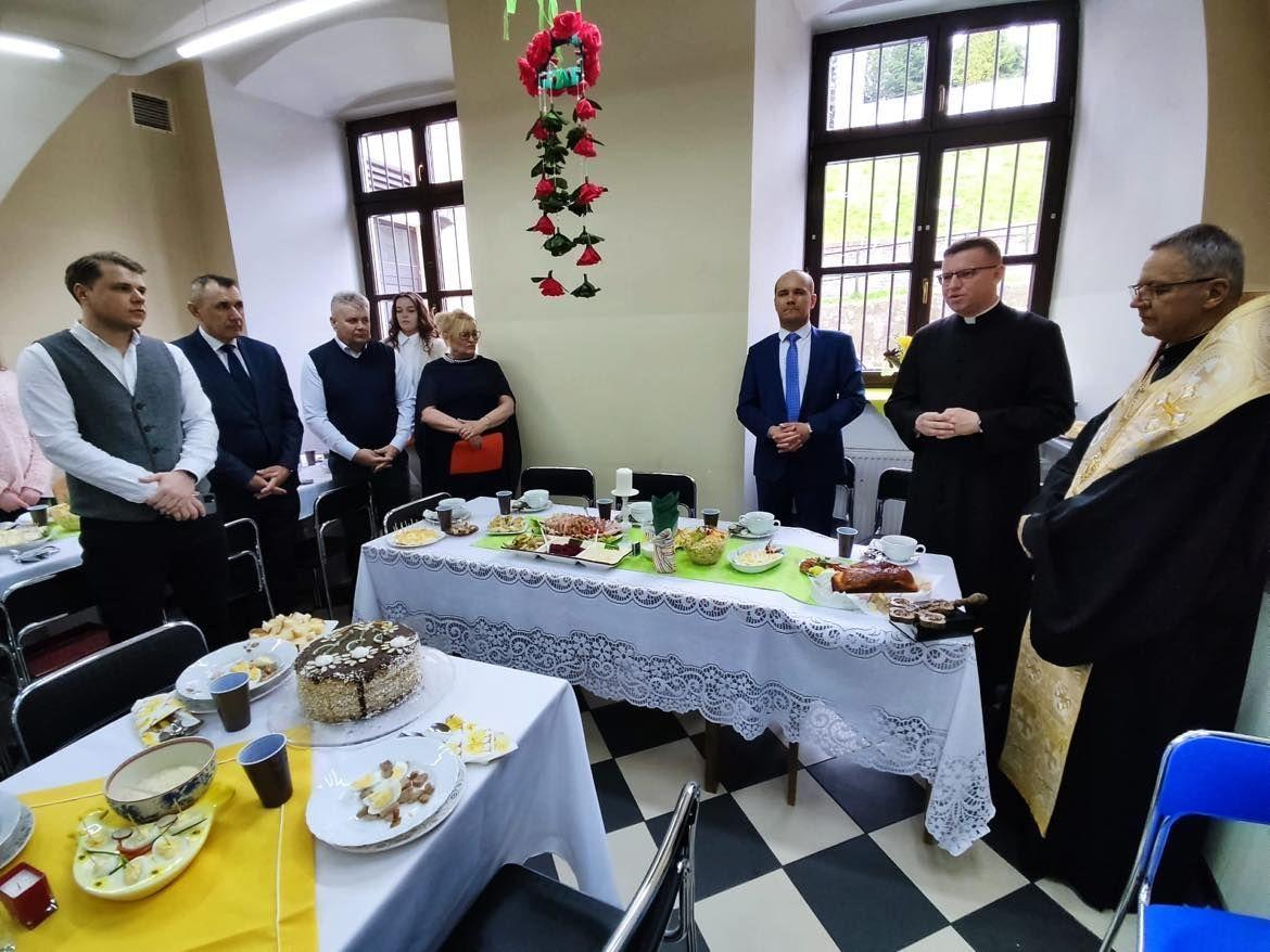 Wielkanocne śniadanie dla wiernych obrządku greckokatolickiego odbyło się także w siedzibie Fundacji Centrum Edukacji „Baza” w Przemyślu. Z wiernymi do stołu zasiadł m.in. metropolita przemysko-warszawski obrządku bizantyjsko-ukraińskiego abp Eugeniusz Popowycz (pierwszy z prawej).<br/>fot.ze zbioró