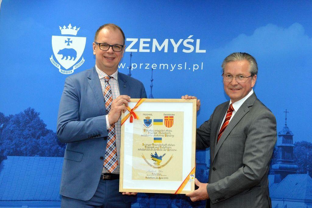 Symbolem współpracy na rzecz uchodźców był wręczony W. Bakunowi przez M. Dreiera dyplom głoszący w języku polskim i niemieckim: „W bliskiej przyjaźni stoją Przemyśl i Paderborn, solidarnie po stronie Ukrainy”.<br/>fot.UM Przemyśl  