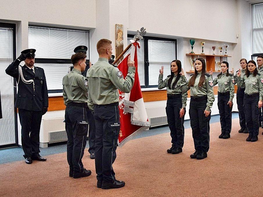 21 kwietnia br. w szeregi Służby Celno-Skarbowej wstąpiło 27 nowych funkcjonariuszy. Wśród nich aż 15 kobiet.<br/>fot.IAS w Rzeszowie