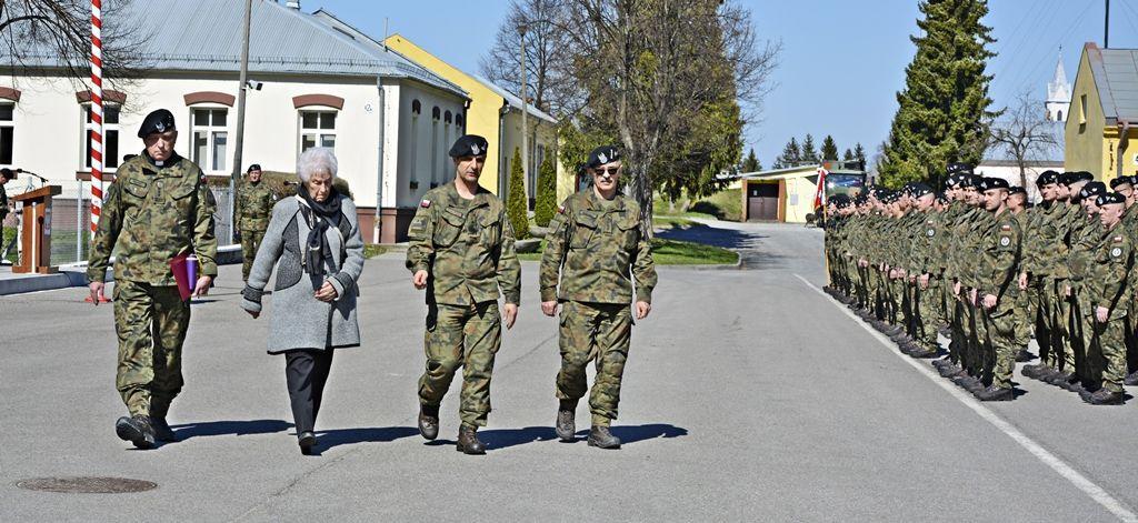 Gościem honorowym uroczystości była Maria Dubaniowska-Guzdek (druga z lewej), bratanica kpt. Dionizego Dubaniowskiego, oficera, który służył m.in. w żurawickiej jednostce.<br/>fot.ze zbiorów własnych