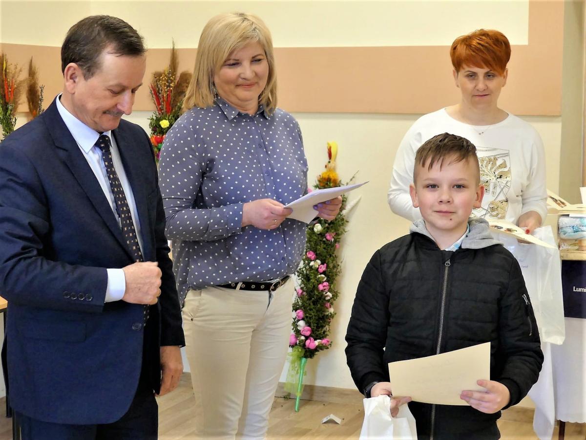 Zwycięzcy dyplomy i nagrody otrzymali z rąk wójta gminy Wacława Pawłowskiego i rzecznika prasowego Starostwa Powiatowego w Przemyślu Małgorzaty Dachnowicz.<br/>fot.Starostwo Powiatowe w Przemyślu