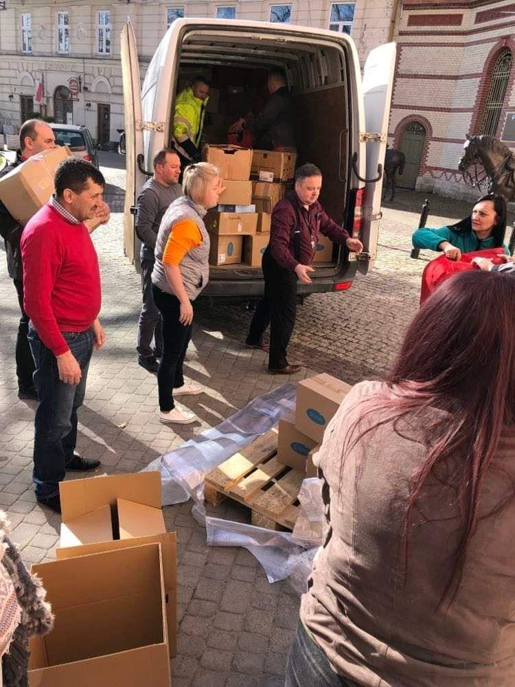 Dzięki ogromnej pomocy pracowników przemyskiego starostwa i Zarządu Dróg Powiatowych na Ukrainę wyjechało kilka pojazdów, załadowanych towarami z Powiatowego Magazynu Pomocy.<br/>fot.Starostwo Powiatowe w Przemyślu