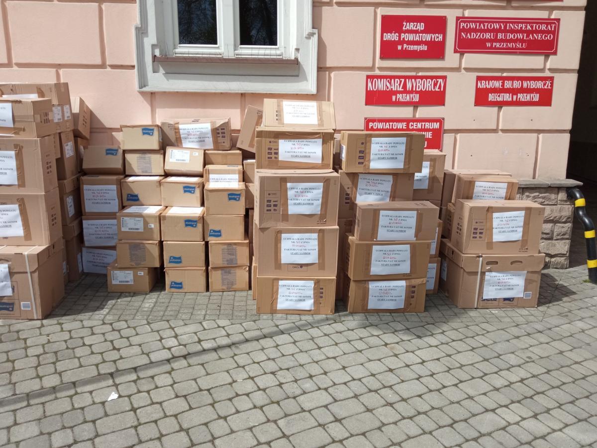 Kilkadziesiąt ogromnych pudeł z darami wyjechało na Ukrainę.<br/>fot.Starostwo Powiatowe w Przemyślu