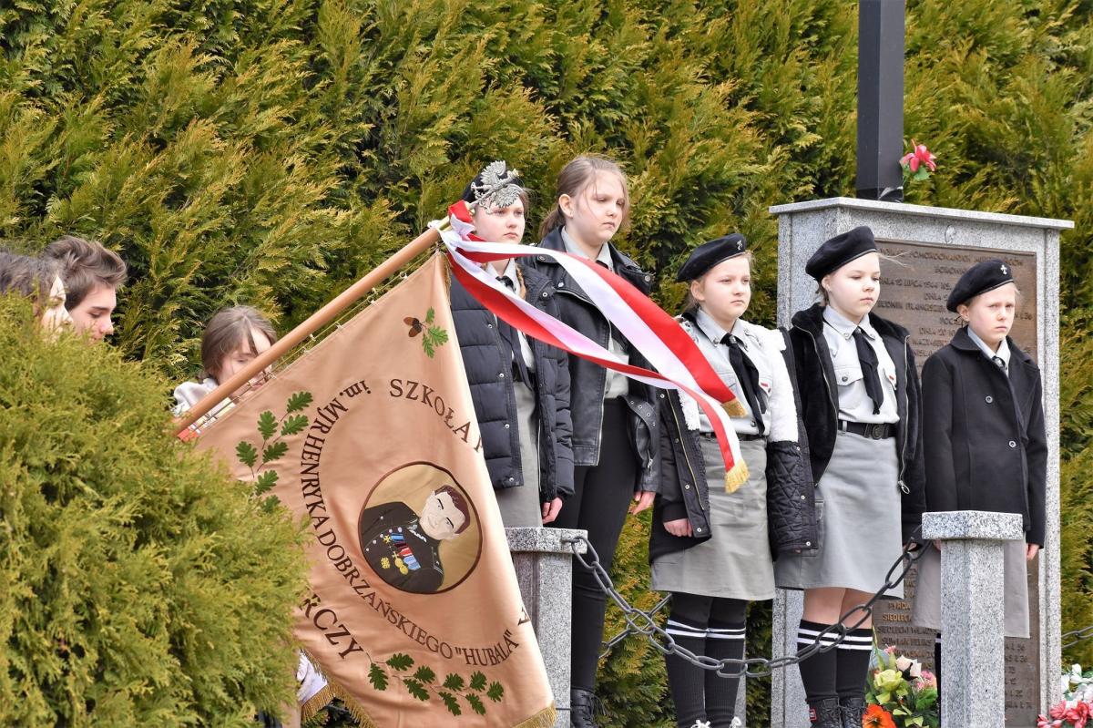 W uroczystościach w Borownicy wzięli udział m.in. przedstawiciele szkół birczańskiej gminy, sołtys Borownicy, społecznicy i rodziny pomordowanych.<br/>fot.Małgorzata Dachnowicz