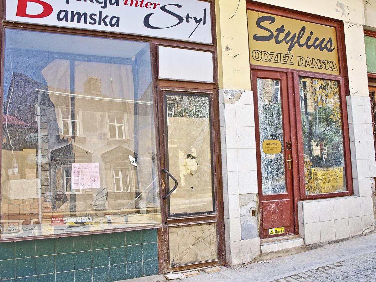 Kto zajmie się witrynami sklepów, które zakończyły żywot? Jedna będzie wyglądać jak cacuszko, a druga...<br/>fot.Mariusz Godos