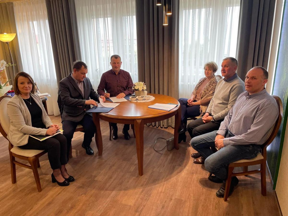 Umowę z przedstawicielem wykonawcy podpisał wójt Ryszard Jędruch przy kontrasygnacie skarbnik Jolanty Flak. Obecni byli też przewodnicząca rady gminy Zofia Nowak i wiceprzewodniczący Stanisław Kogut oraz kierownik referatu inwestycji Tomasz Penkal.   <br/>fot.UG Tryńcza