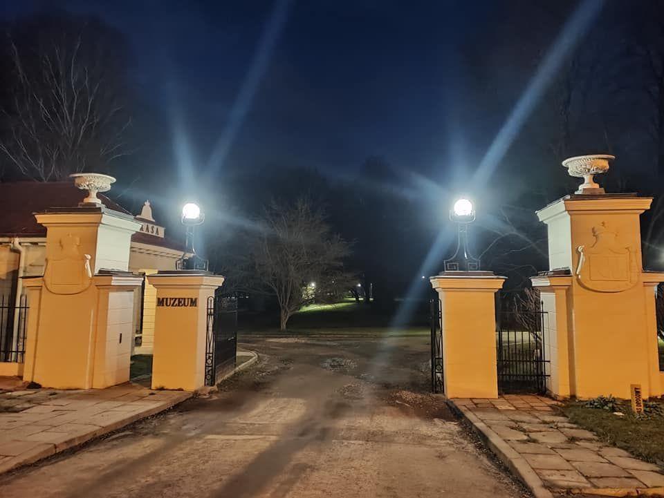 Latarnie w parku nie tylko pięknie oświetlają obiekt, ale zapewniają też bezpieczeństwo.<br/>fot.Muzeum w Przeworsku