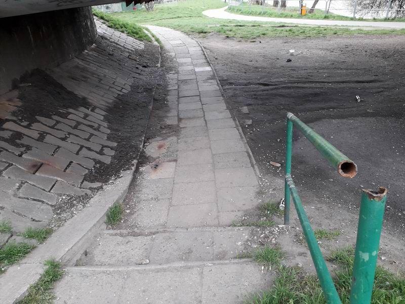 Ustronne miejsce przy schodkach pod mostem jest lokalizacją, którą upodobali sobie amatorzy plenerowych libacji. Trudno jednak powiedzieć, czy ma to związek z urwaniem części barierki, czy może zniszczenie jest efektem upływu czasu. Najważniejsze, że uzyskaliśmy zapewnienie, że problem w krótkim cza