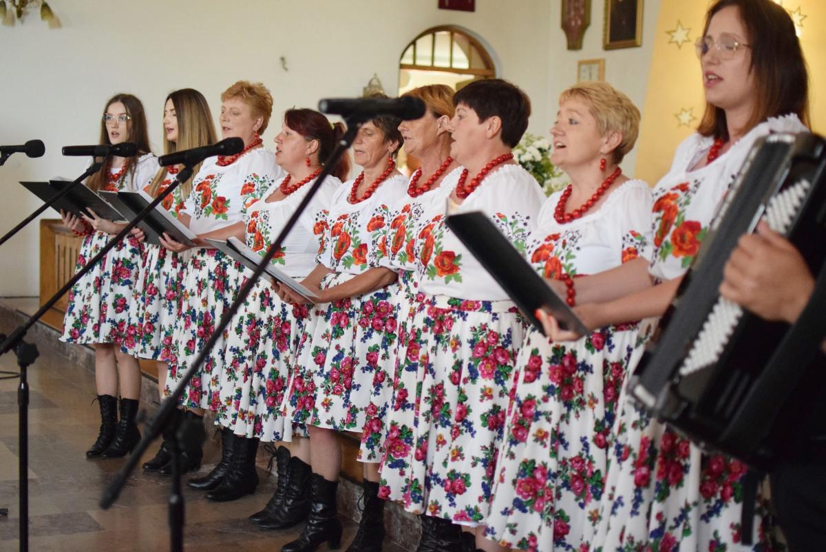 Przegląd Pieśni Maryjnej od ponad dwudziestu lat zrzesza w łukawieckim sanktuarium sympatyków pieśni religijnych, solistów i zespoły muzyczne. Podczas ubiegłorocznej edycji wystąpiło 11 uczestników.<br/>fot.UG Wielkie Oczy
