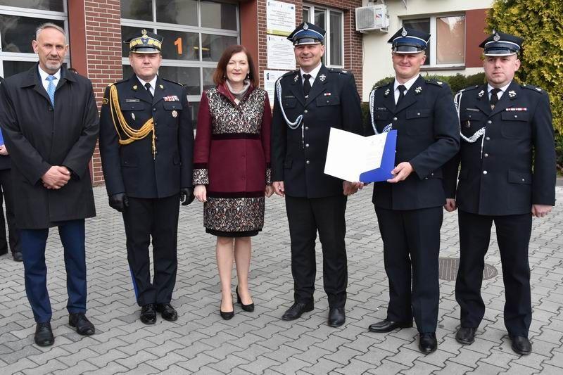 Wójt gminy Przeworsk Daniel Krawiec wraz z prezesem OSP Urzejowice Rafałem Sikorą odebrali promesę w Komendzie Wojewódzkiej Państwowej Straży Pożarnej.<br/>fot.UG Przeworsk