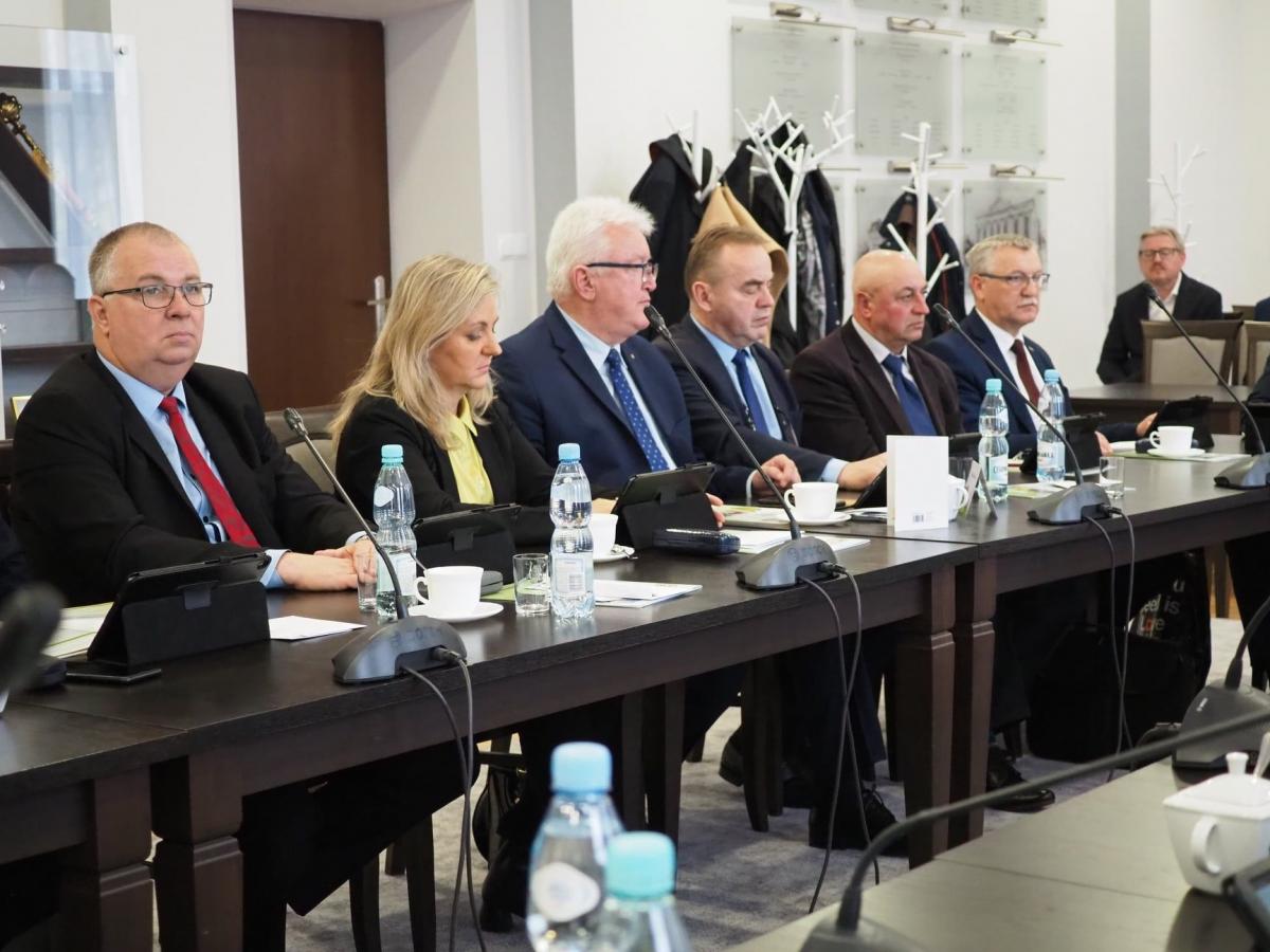 Kwietniowa sesja Rady Powiatu odbyła się w atmosferze jednomyślności.<br/>fot.Starostwo Powiatowe w Jarosławiu