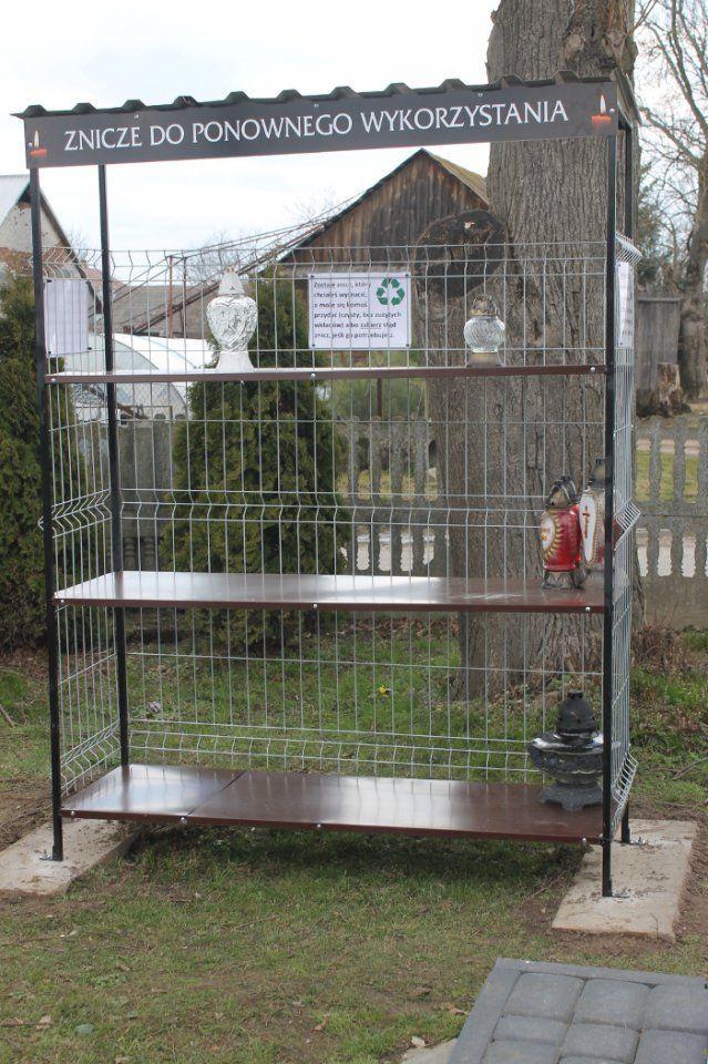 Na cmentarzu komunalnym w Starym Dzikowie stanęły dwa regały na zużyte znicze do ponownego wykorzystania. Pomysł wpisuje się w promowane obecnie ekotrendy.<br/>fot.UG Stary Dzików 