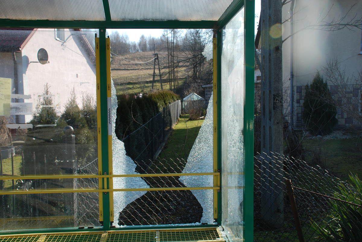 Jedna z uszkodzonych wiat.<br/>fot.KPP Ropczyce