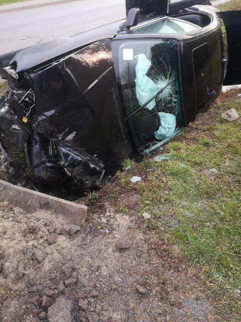 Bmw uderzyło w betonowy przepust.<br/>fot.KPP Ropczyce