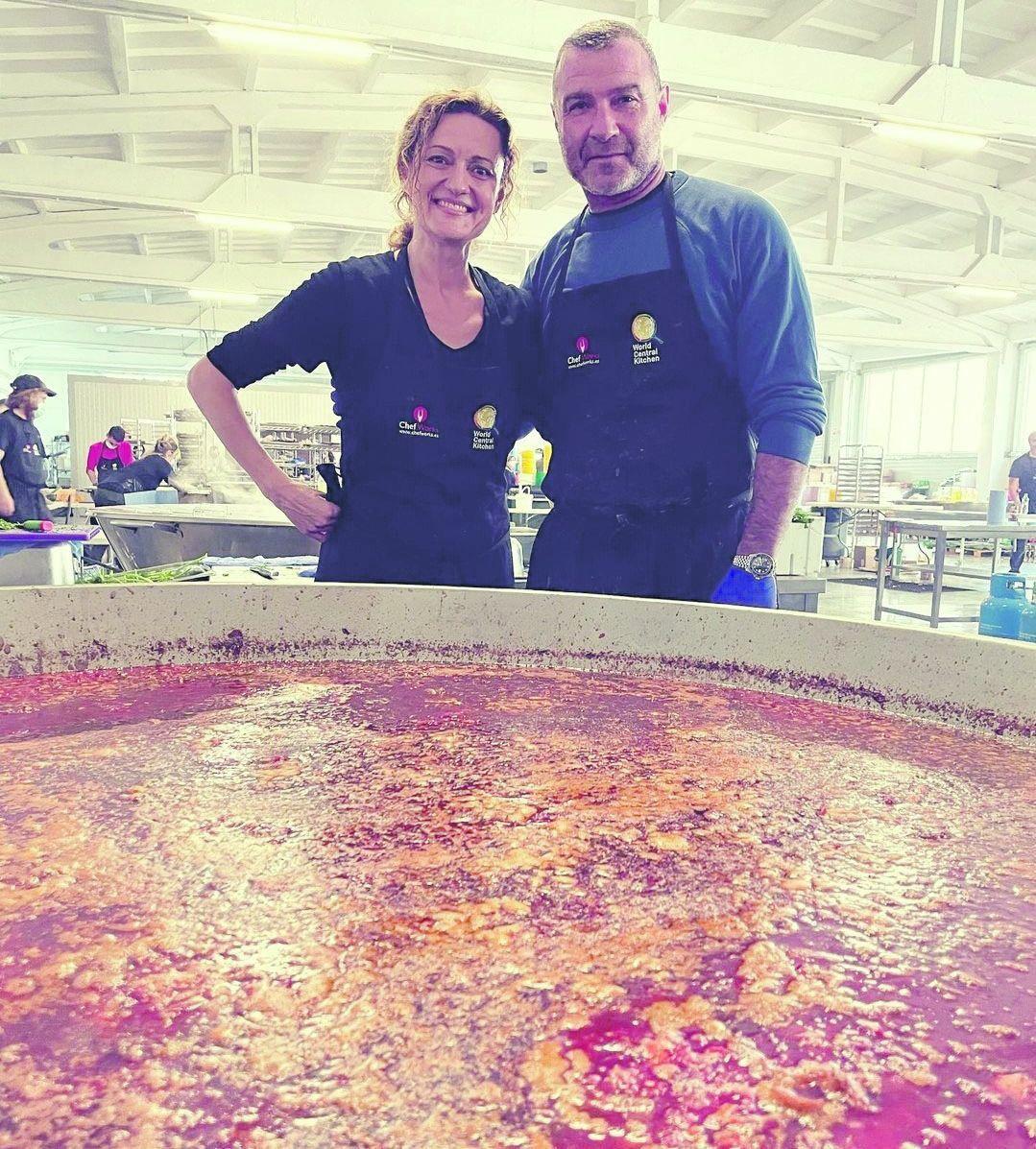 Liev Schreiber w tle barszczu, który wystarczy, by nakarmić 1500 osób.<br/>fot.Instagram aktora