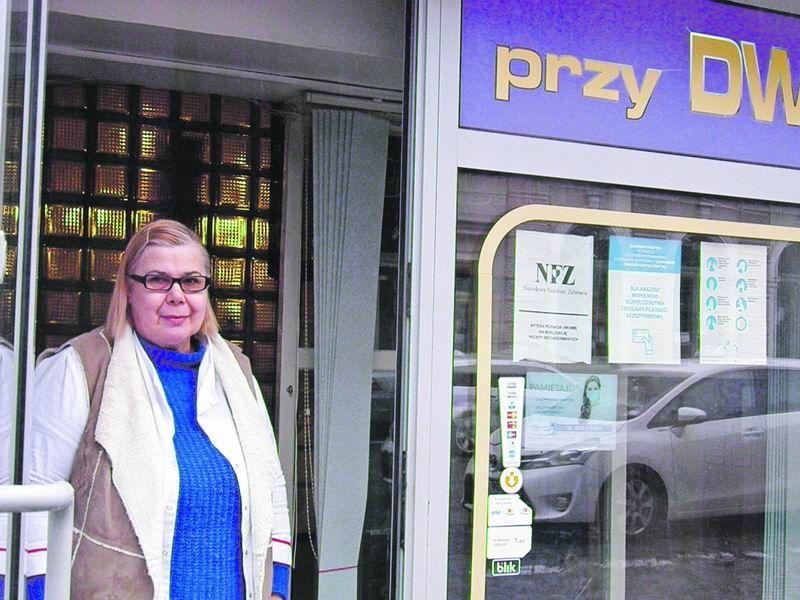 – Jesteśmy na totalnym minusie, a urzędy są bezwzględne. Trzeba popłacić rachunki, ZUS-y, zapłacić pracownikowi, a kiedy wybuchła wojna i ruch przy placu Legionów został przyblokowany, klienci przestali u nas kupować – powiedziała właścicielka Apteki „Przy Dworcu” Grażyna Bandas-Wajda.<br/>fot.Urszu