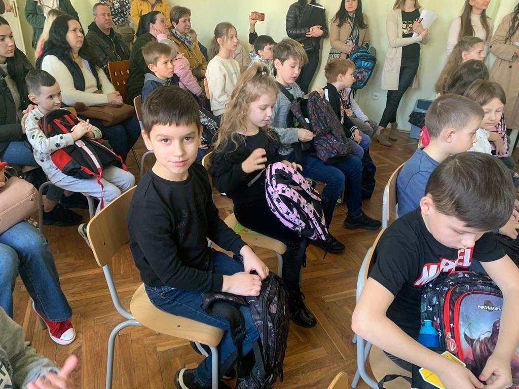 Dzieci uchodźców, którzy znaleźli schronienie w naszym regionie, z dnia na dzień zmuszone były zacząć edukację w zupełnie nowym miejscu. W jarosławskiej SP nr 1 na start otrzymały szkolną wyprawkę: plecak z wyposażeniem oraz zeszyty i potrzebne przybory.<br/>fot.SP 1 w Jarosławiu