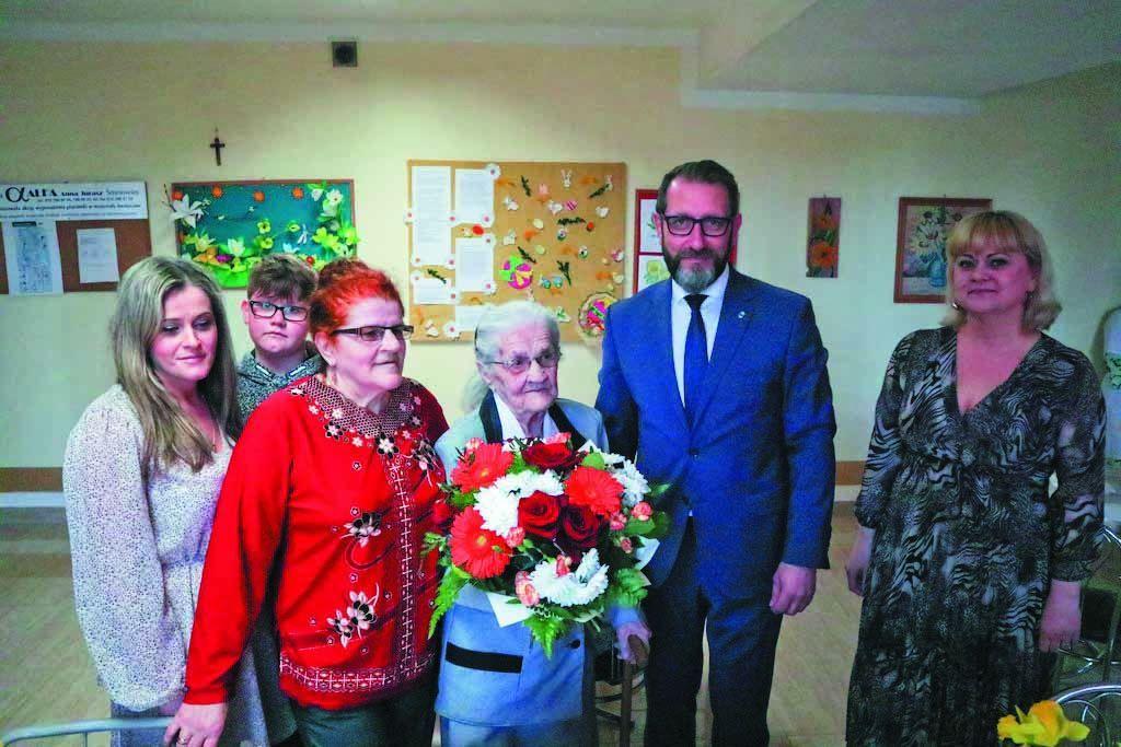 Pani Augusta Kopko z Przemyśla w czasie jubileuszu setnych urodzin wyraziła przekonanie, że jej zacny wiek i dobra kondycja nie są wyłącznie kwestią dobrych genów, ale też zamiłowania do pracy i zdrowego odżywiania.<br/>fot.UM Przemyśl  