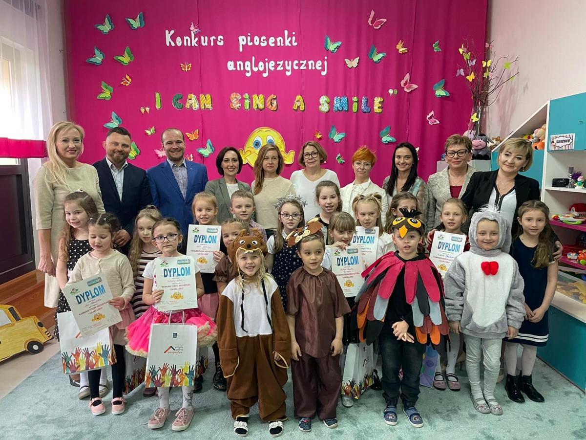 Laureaci konkursu piosenki anglojęzycznej „I can sing a smile” otrzymali dyplomy i nagrody. <br/>fot.ze zbiorów własnych