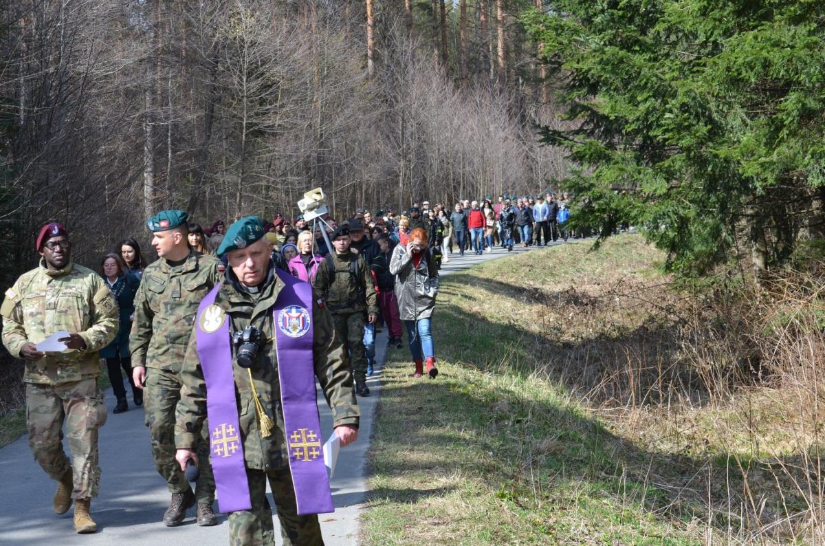Z zaproszenia do wspólnego przeżywania drogi krzyżowej skorzystali stacjonujący w Trzciance amerykańscy żołnierze. Na pierwszym planie kapelan 5 BSP ks. płk Władysław Kozicki, który przewodniczył modlitwie.<br/>fot.GOKSiT Bircza