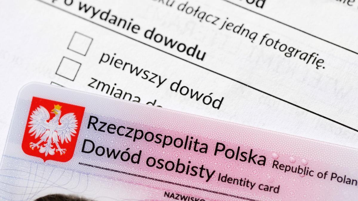 By załatwić sprawę w urzędzie gminy, najlepiej umawiać się na konkretną godzinę pod numerami telefonów: 16 888-94-11, 16 888-94-12 oraz 16 888-94-00.