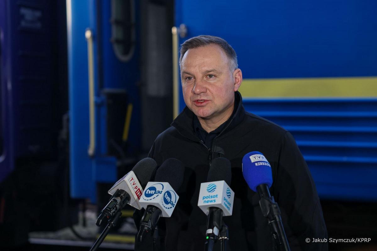 Delegacja prezydentów odwiedziła również Irpień i Borodziankę – miejsca niemal doszczętnie zniszczone przez rosyjskich żołnierzy. Na przemyskim dworcu, prezydent Duda podkreślił. jak wielkiego ducha walki daje się tam odczuć. <br/>fot.Jakub Szymczuk/KPRP