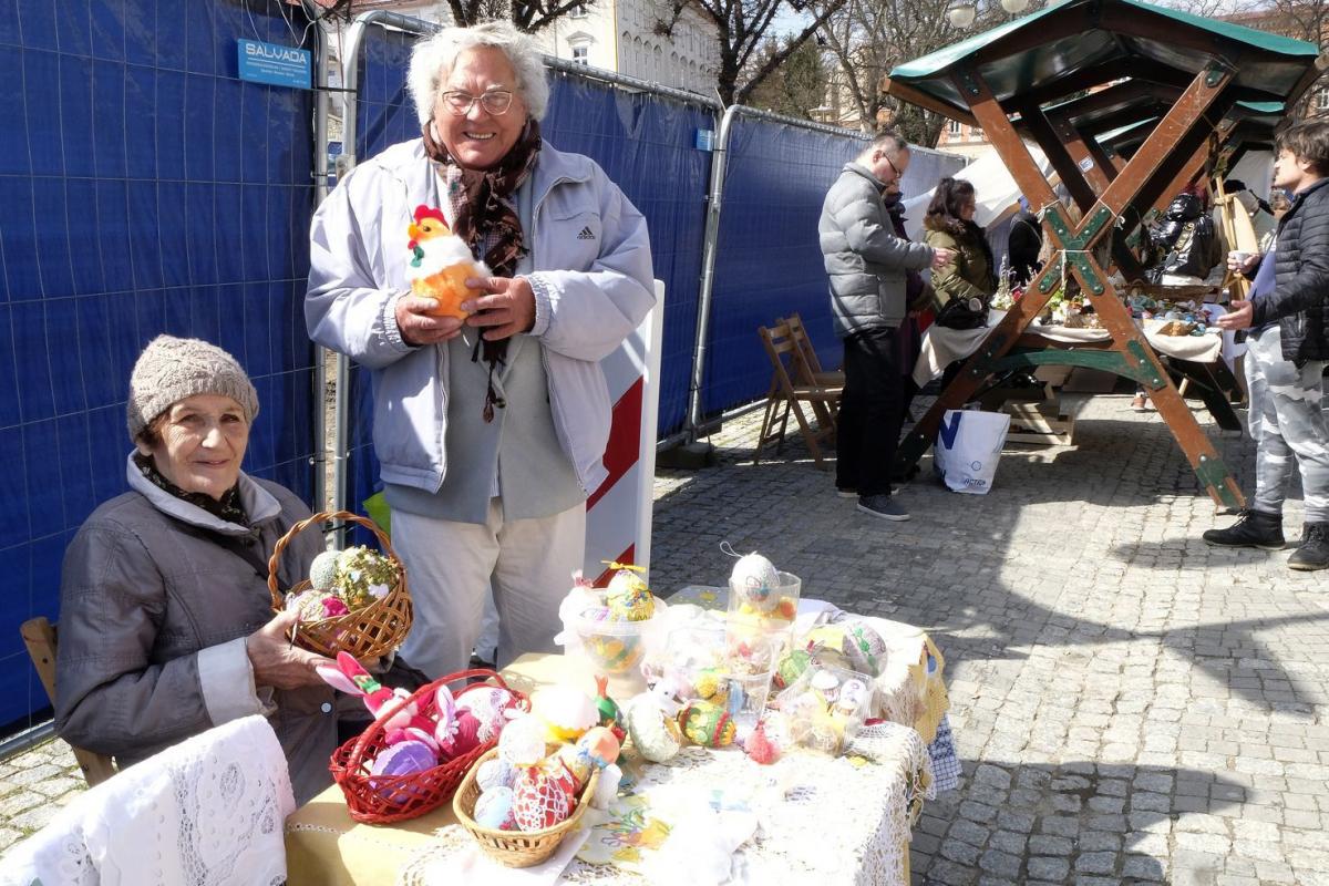 Pani Helena na jarmarku oferowała własnoręcznie wykonane ozdoby, które bardzo dowcipnie reklamował pan Zdzisław. <br/>fot.Jacek Szwic