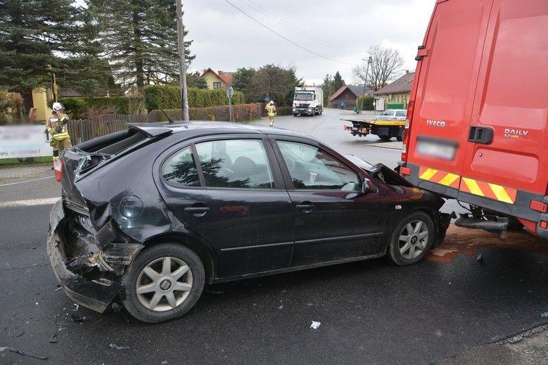 Seat został zepchnięty na poprzedzające iveco.<br/>fot.KMP Krosno