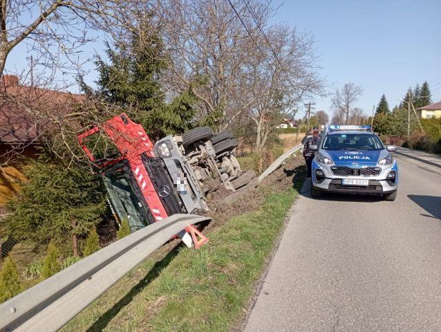 Ciężarówka wjechała w barierki.<br/>fot.KPP Przeworsk