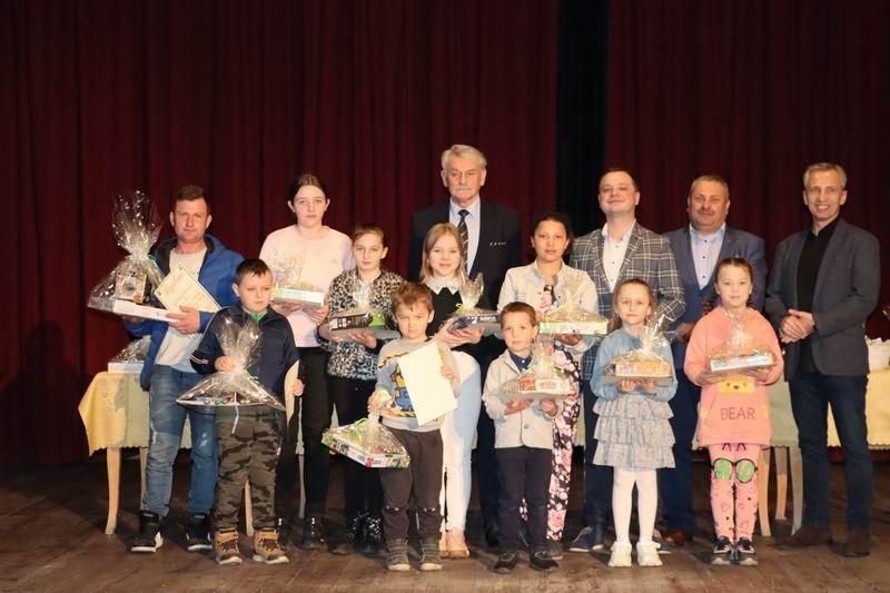 Laureaci konkursu na wspólnym zdjęciu z organizatorami.<br/>fot.GOKSiT Bircza