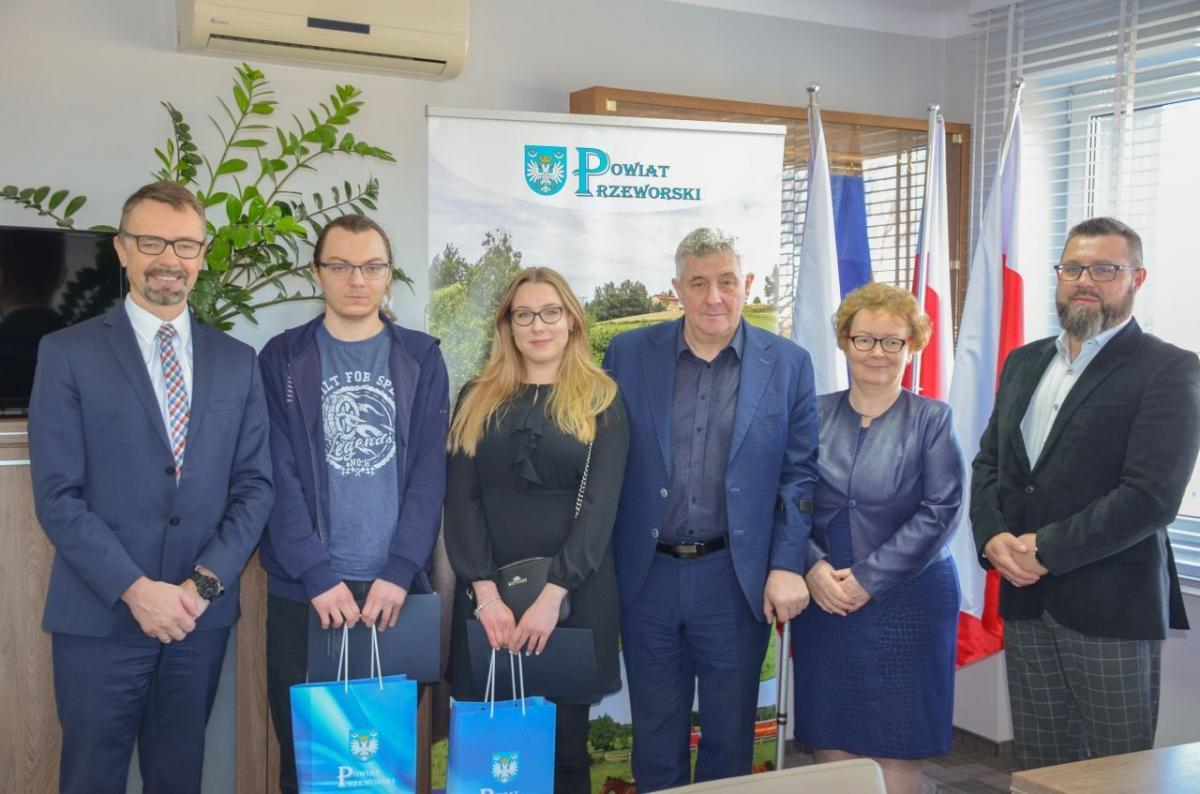Tegoroczny pierwszy nabór do programu stypendialnego dla młodych medyków zakończył się podpisaniem 2 umów. Pierwsze lata w zawodzie z przeworskim szpitalem zdecydowali się związać: Aleksandra Lasek, studentka Uniwersytetu Rzeszowskiego oraz Jakub Gałuszka, student Uniwersytetu Opolskiego. Gratulacje