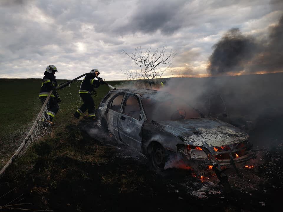 Samochód pozostawiony przy drodze wojewódzkiej  nr 835 spłonął  doszczętnie. Oprócz niego także 10 a suchej trawy na nieużytkach rolnych. Ustalanie przyczyn pożaru trwa.<br/>fot.asp. szt. Tomasz Flak, KP PSP Przeworsk