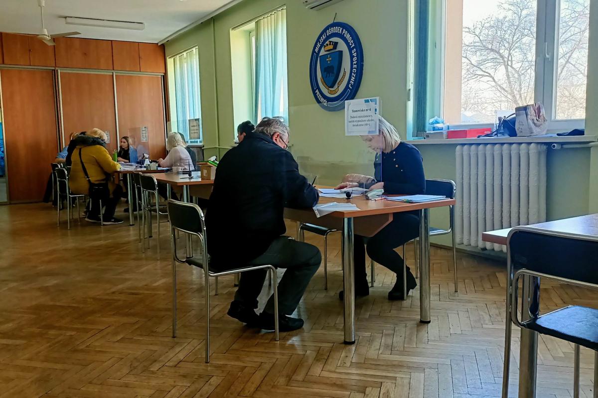 Komfortowy punkt obsługi klienta na parterze budynku MOPS przy ulicy Leszczyńskiego już działa. Dalszym etapem wprowadzania udogodnień ma być system kolejkowy, podobny do tego, jaki funkcjonuje w wydziale komunikacji urzędu miasta.