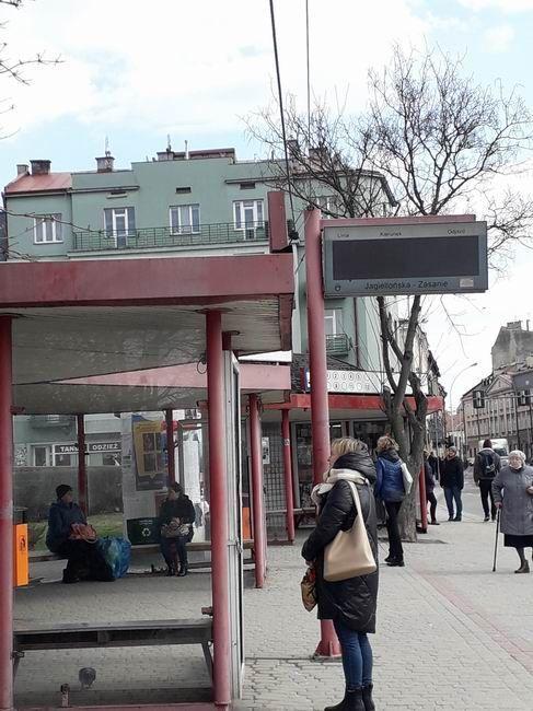 Czas elektronicznych tablic z rozkładem jazdy przy ul. Jagiellońskiej dobiegł końca. Ich „reanimacja” byłaby zbyt kosztowna i bezcelowa. MZK liczy, że z pomocą miasta uda się je wymienić na nowe, uzbrojone w nowocześniejszy system i kamery monitoringu.<br/>fot.Urszula Gielo